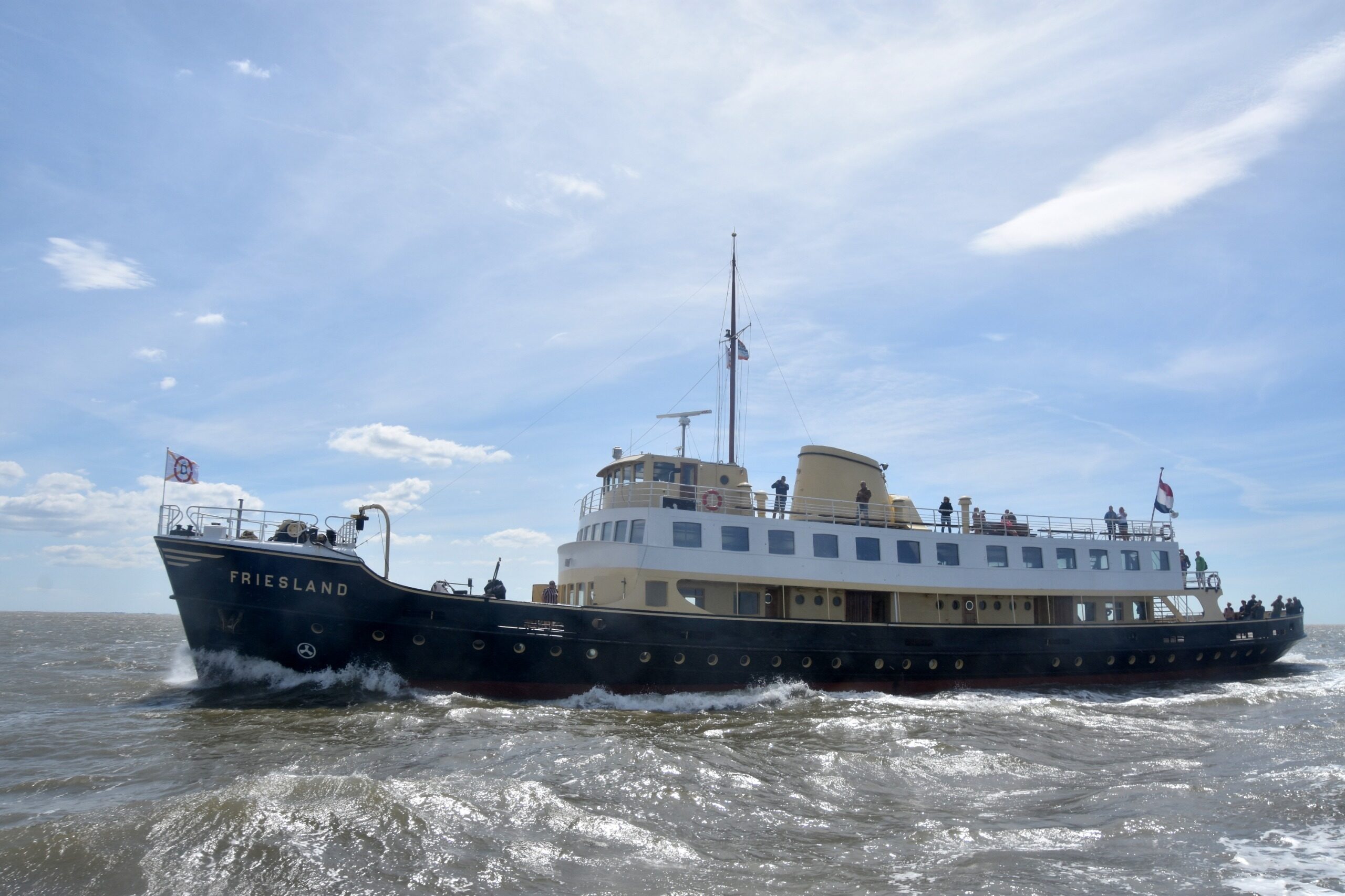 Het ms Friesland op het IJsselmeer